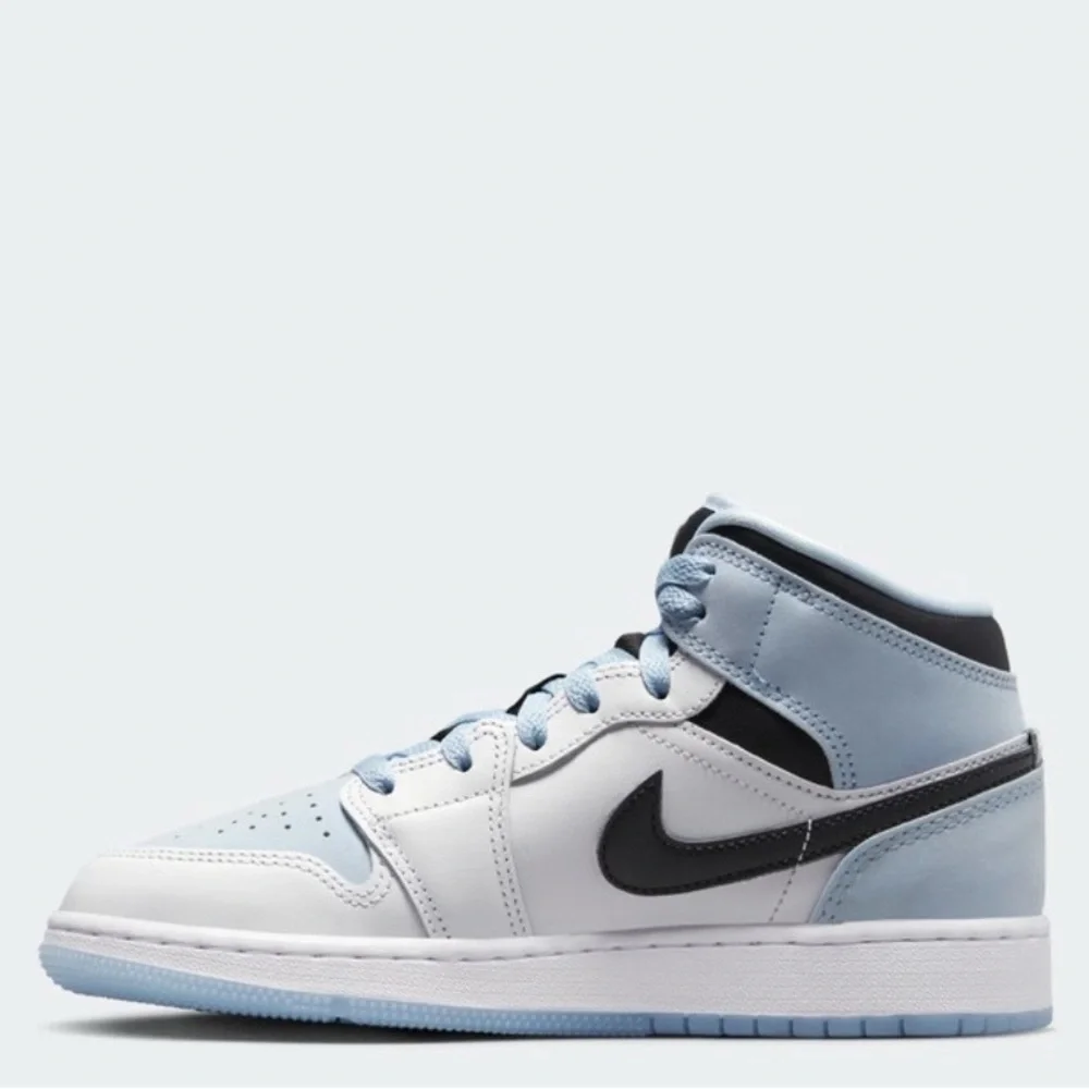 Nike Air Jordan Retro 1 MID SE Sneakers UNC Ice Blue Size 3Y Streetwear Sporty